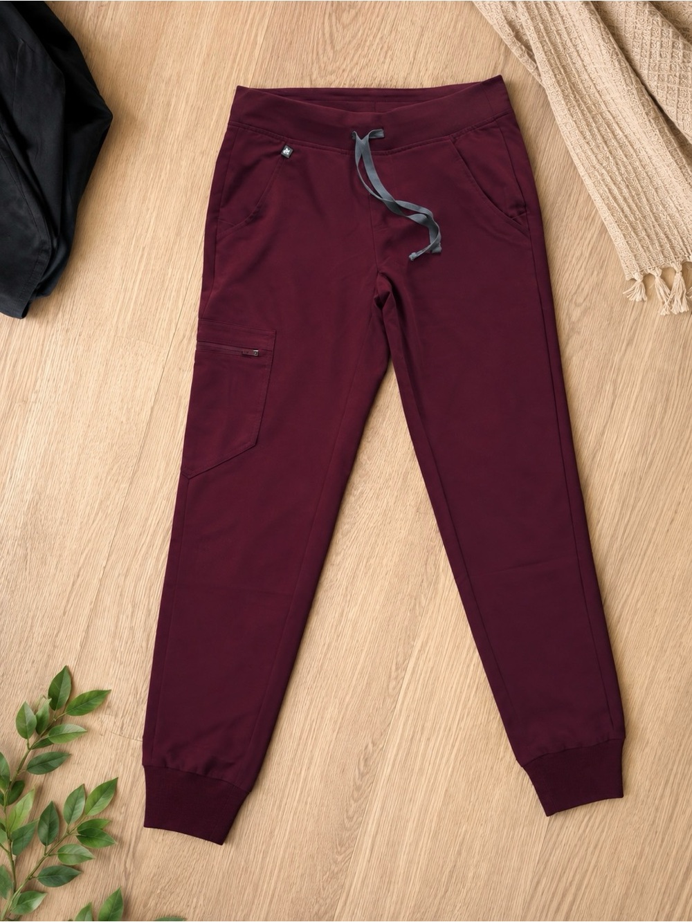 NWOT FIGS Women’s Burgundy contrast Drawstring jogger Scrub Pant xs - Picture 6 of 7